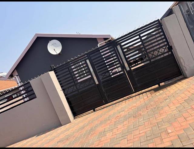 2 BEDROOM HOUSE FOR SALE IN GERMISTON SOUTH